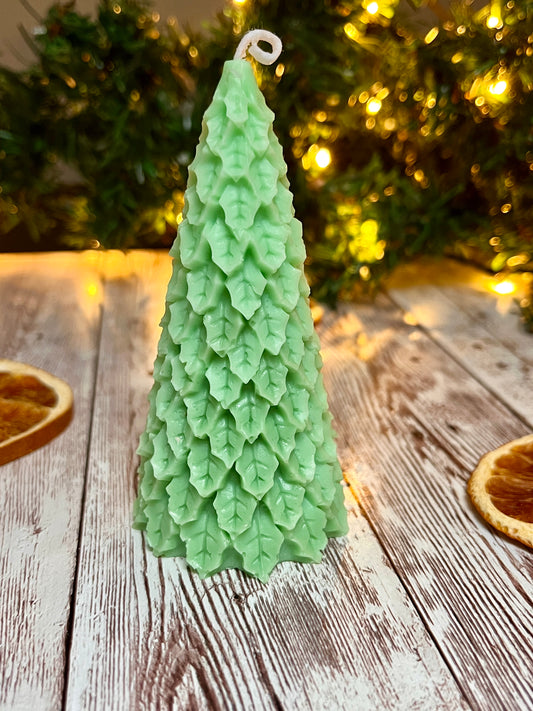 Handgemachte Tannenbaumkerze  mit Blättern  aus Sojawachs