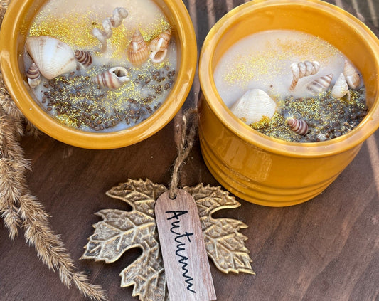 Goldener Sand als Kerze im Topf